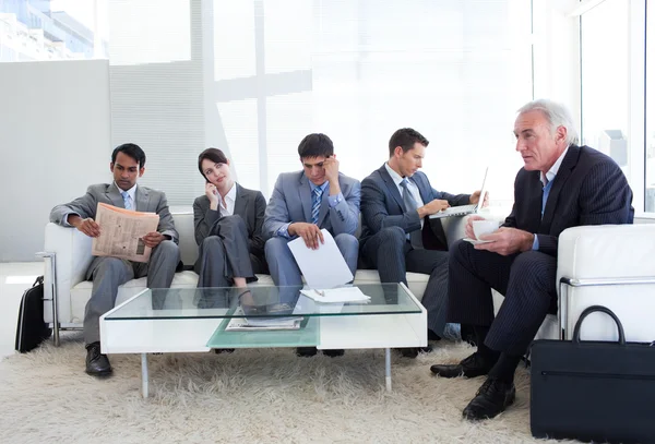Zakelijke zitten en wachten op een sollicitatiegesprek — Stockfoto