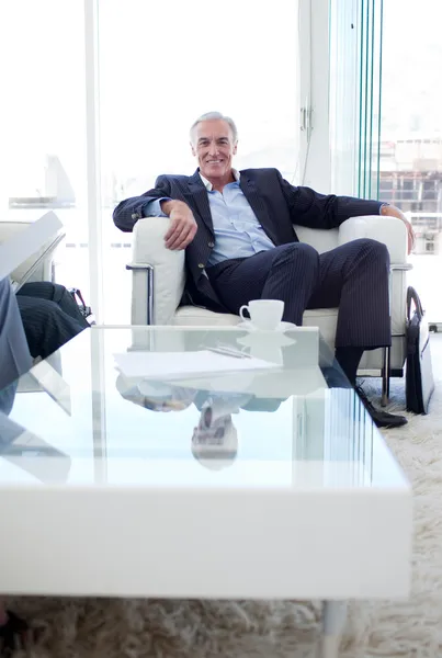 Senior businessman in a waiting relaxing — Stock Photo, Image