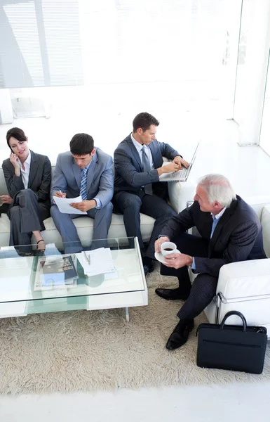 Міжнародний бізнес сидять і чекає ІНТО роботу — стокове фото