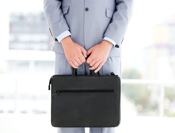 ブリーフケースを保持している神秘的なビジネスマン — ストック写真