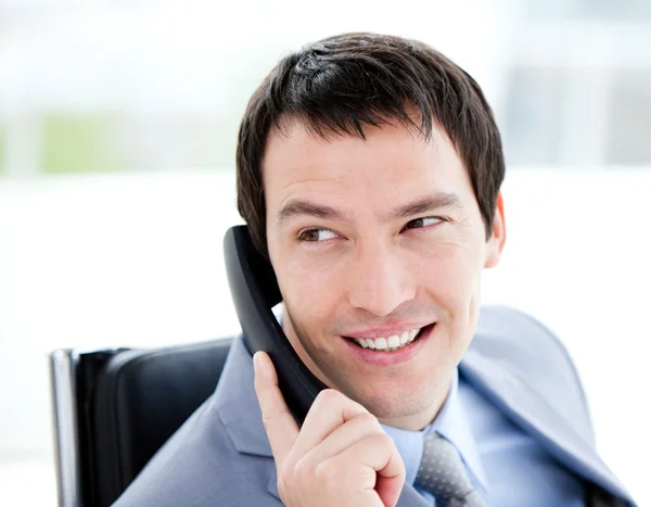Assertive young businessman talking on phone — Stock Photo, Image