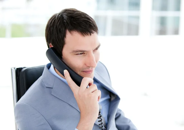電話で話している魅力的な若いビジネスマン — ストック写真