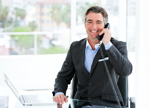 Fiducioso maturo uomo d'affari che parla al telefono — Foto Stock