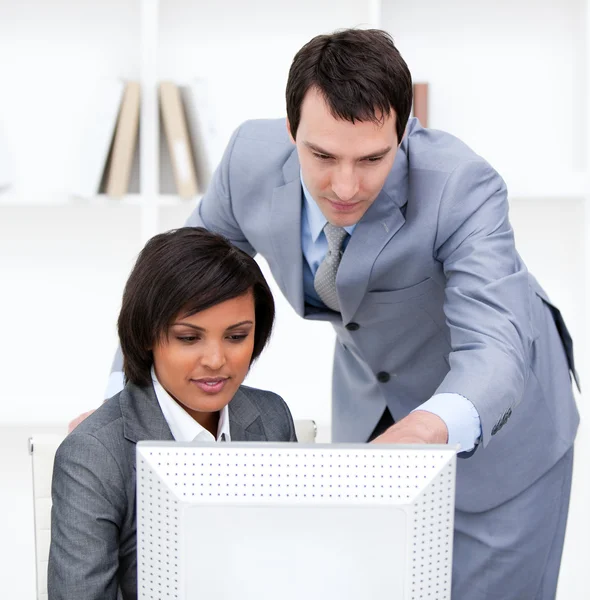 Zwei selbstbewusste Geschäftspartner, die am Computer arbeiten — Stockfoto