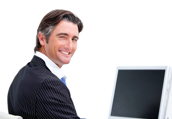Bonito homem de negócios trabalhando em um computador — Fotografia de Stock