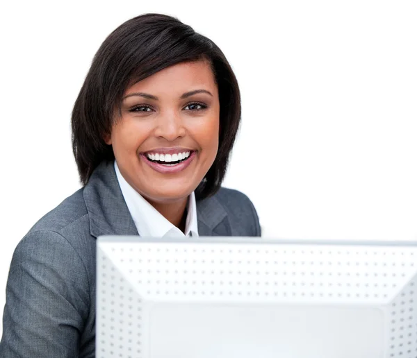 Позитивная деловая женщина, работающая за компьютером — стоковое фото