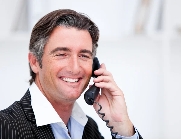 Knappe volwassen zakenman praten over telefoon — Stockfoto