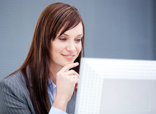 Strålande affärskvinna arbetar på en dator — Stockfoto