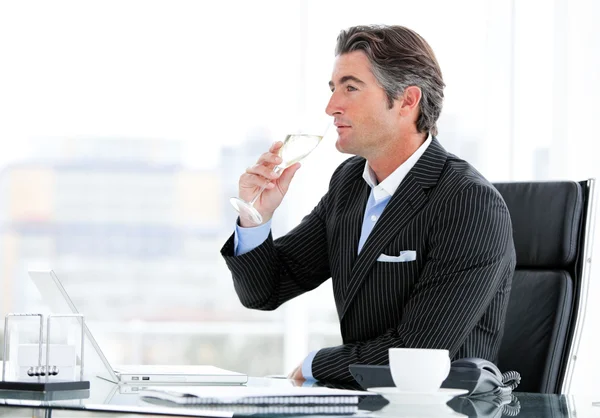 Харизматичный бизнесмен пьет стакан воды — стоковое фото
