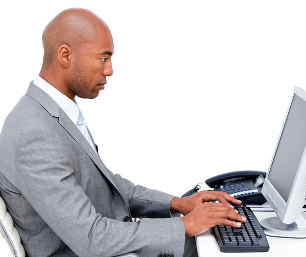 Homem de negócios sério trabalhando em um computador — Fotografia de Stock