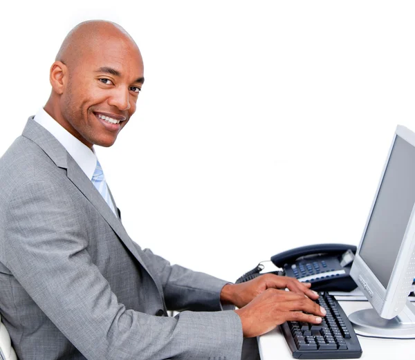 Beau homme d'affaires travaillant sur un ordinateur — Photo
