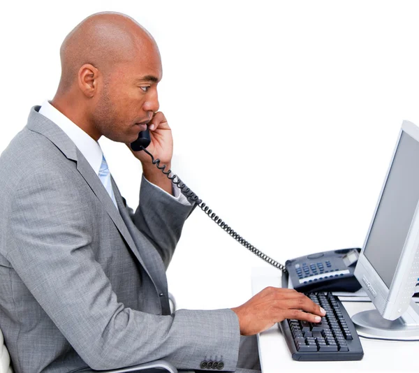 Empresário afro-americano sério falando por telefone — Fotografia de Stock