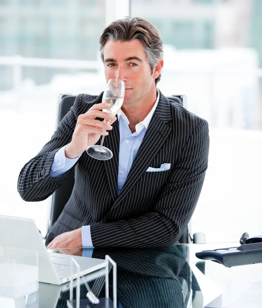 Confident businessman drinking a glass of water — Stock Photo, Image