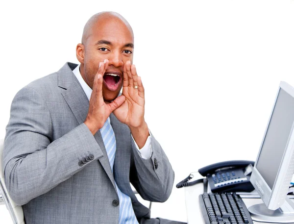 Afro-American affärsman skrek sitter vid sitt skrivbord — Stockfoto
