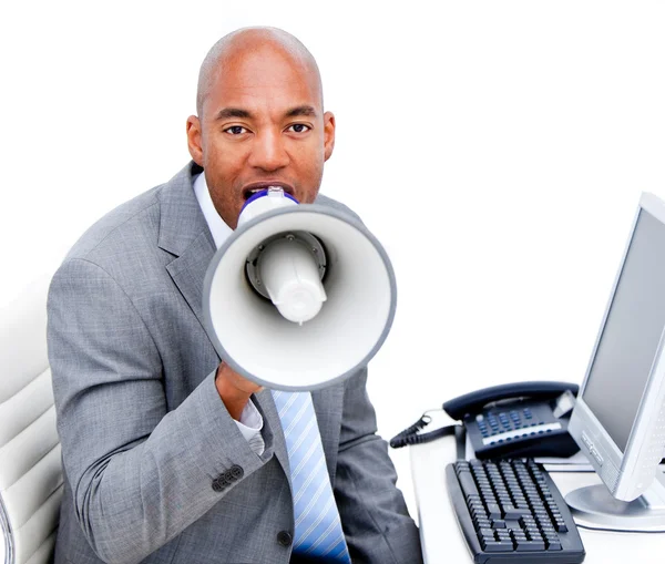 Стрессовый бизнесмен кричит через мегафон — стоковое фото