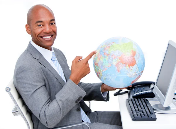 Leende affärsman innehar en terrestrial globe — Stockfoto