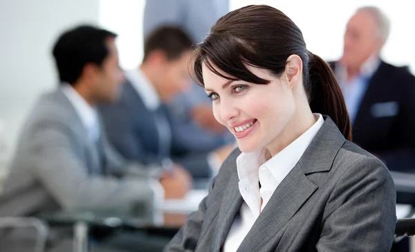 Zâmbind o femeie de afaceri într-o întâlnire — Fotografie, imagine de stoc