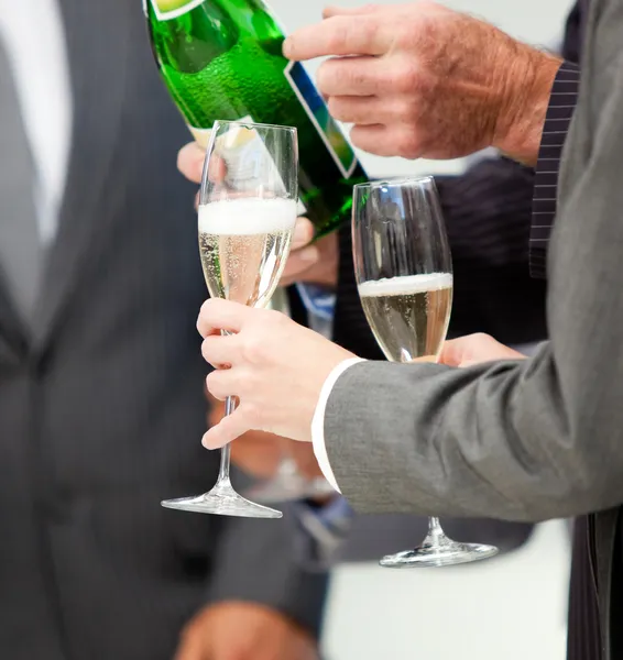 Bliska osoba biznesu służąc szampana — Zdjęcie stockowe