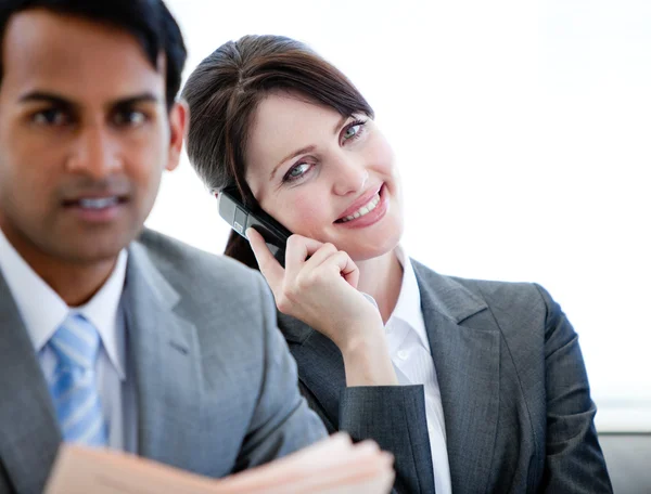 Vertrouwen zakenvrouw op telefoon zittend op een bank — Stockfoto