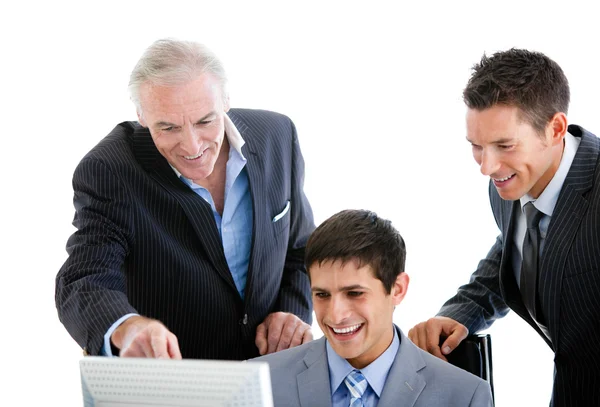 Des hommes d'affaires confiants qui travaillent sur un ordinateur — Photo