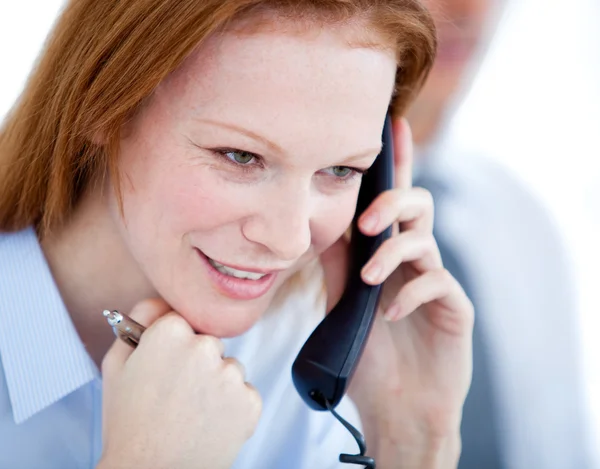 Femme d'affaires confiante parlant au téléphone — Photo