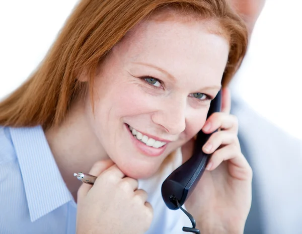 Femme d'affaires positive parlant au téléphone — Photo
