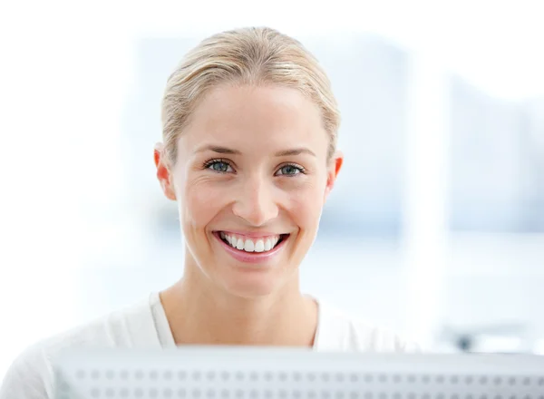 Πορτρέτο του ένα χαμογελαστό επιχειρηματίας που εργάζεται σε έναν υπολογιστή — Φωτογραφία Αρχείου