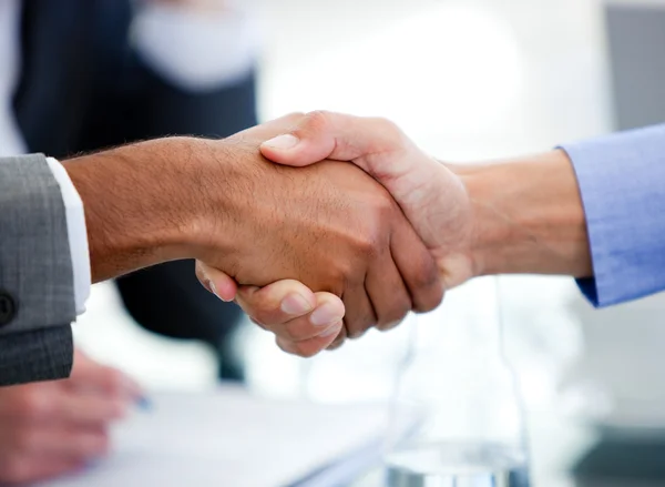Close-up de parceiros de negócios apertando as mãos — Fotografia de Stock
