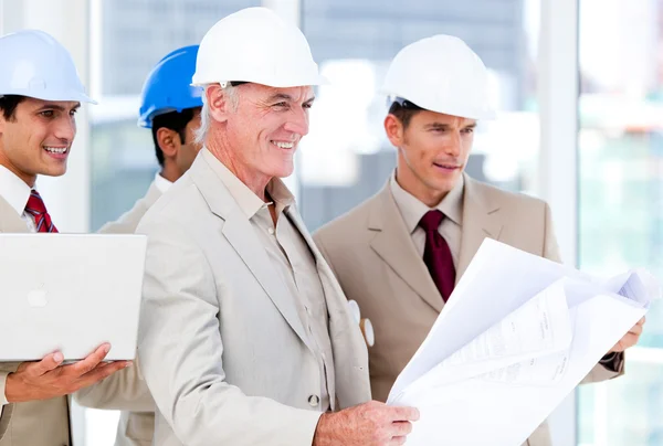 Equipo de arquitectos trabajando en un proyecto de construcción —  Fotos de Stock