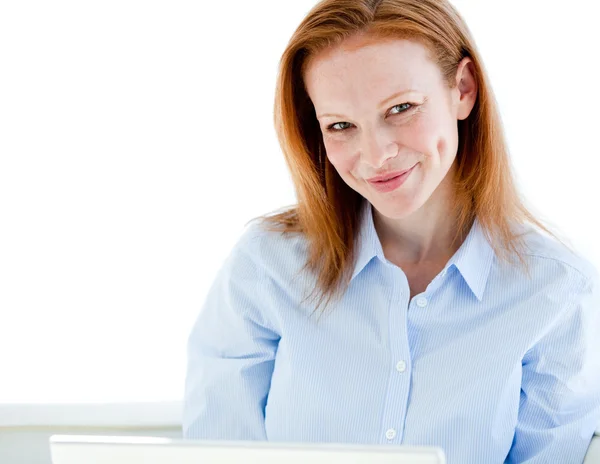Nice business kvinna som arbetar på en bärbar dator — Stockfoto