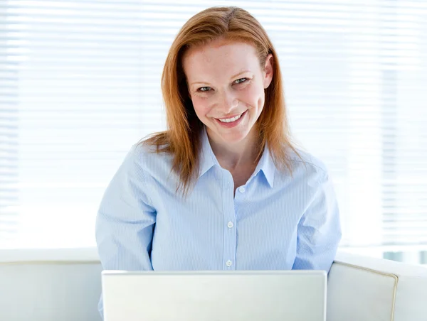 Donna d'affari sicura di sé che lavora su un computer portatile — Foto Stock
