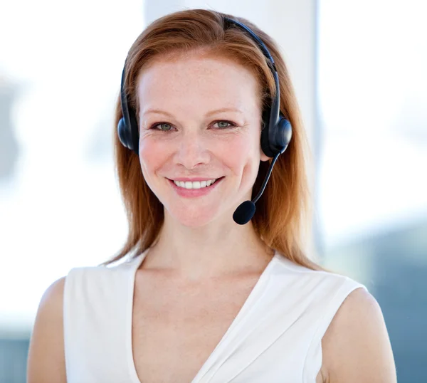 Mulher representante de vendas caucasiano com um fone de ouvido — Fotografia de Stock