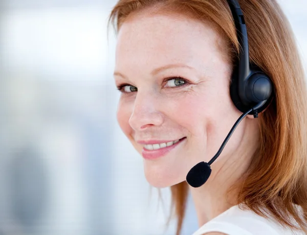 Mujer representante de ventas lindo con un auricular — Foto de Stock