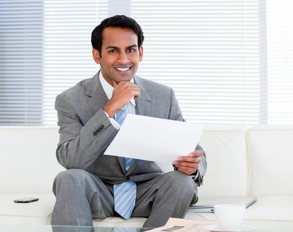 Un hombre de negocios sonriente sosteniendo una nota —  Fotos de Stock