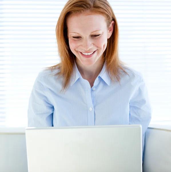 一台便携式计算机上工作的快乐商务女士 — 图库照片