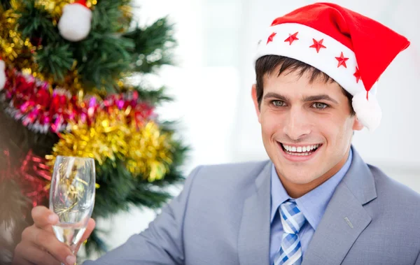 Kaukasischer Geschäftsmann feiert Weihnachten — Stockfoto