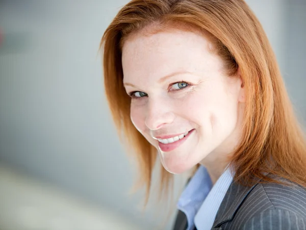 Self-assured business woman looking at the camera — Stock Photo, Image