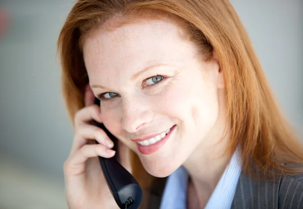 自我保证的业务女人接的电话 — 图库照片