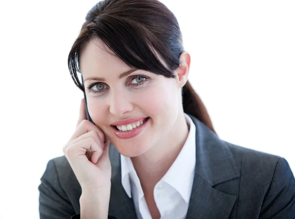 Porträtt av en positiv affärskvinna prata telefon — Stockfoto