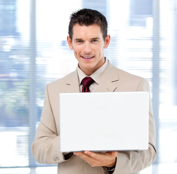 Stilig affärsman använder en bärbar dator stående — Stockfoto