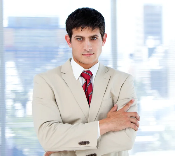 Self-assured businessman with folded arms standing — Stock Photo, Image