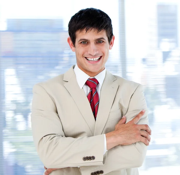 Uomo d'affari sorridente con le braccia incrociate in piedi — Foto Stock
