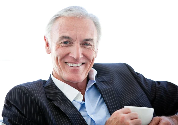 Уверенный старший бизнесмен пьет кофе — стоковое фото