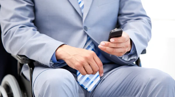 Nahaufnahme eines Geschäftsmannes, der im Rollstuhl sitzt und einen Text sendet — Stockfoto