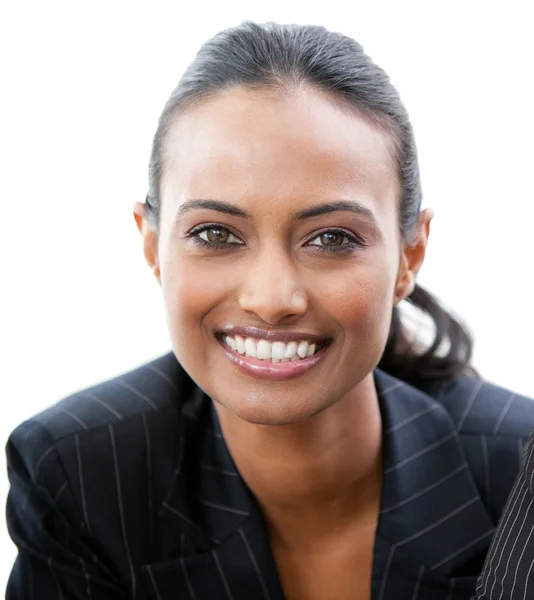 Portret van een vertrouwen zakenvrouw glimlachen naar de camera — Stockfoto