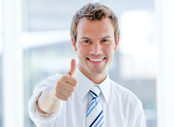 Porträt eines fröhlichen Geschäftsmannes mit erhobenem Daumen — Stockfoto