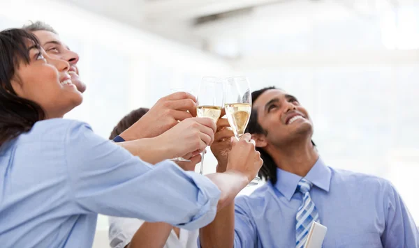 Fröhliches multiethnisches Businessteam stößt mit Champagner an — Stockfoto
