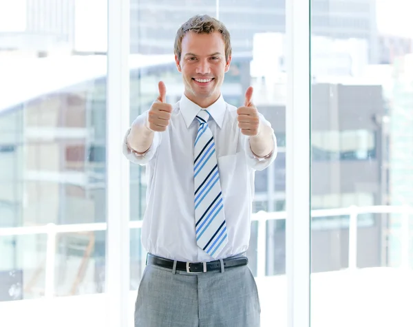 Portrét úspěšný podnikatel s palec nahoru — Stock fotografie