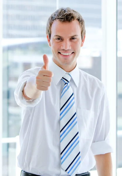 Retrato de um empresário carismático com um polegar para cima — Fotografia de Stock