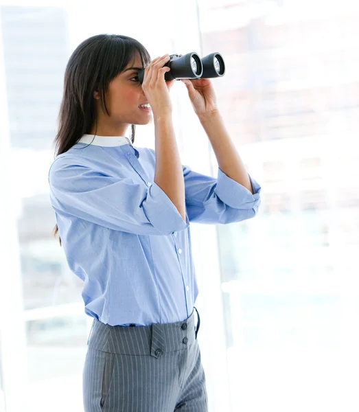 Säker kvinnliga verkställande tittar genom kikare — Stockfoto